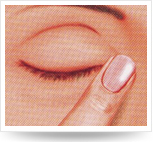 閉眼，用手指輕輕向鼻梁方向壓迫內側眼角,保持滴藥姿勢1-3分鐘。